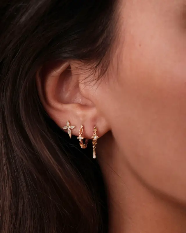 Puce Croix Saintes, créoles Greta One ou pampilles délicates ?
Pourquoi choisir… quand on peut tout porter pour un look audacieux et glamour ?
Nos boucles d’oreilles en or 18 carats et diamants sont faites pour vous faire briller ✨ 

Saintes stud, Greta One hoops or delicate drops?
Why choose… when you can wear it all for a bold and glamorous look?
Our 18k gold and diamond earrings are made to make you shine ✨

#earringstuds #earringstud #earringstyle #earrings #crossearrings #earring #earringstagram🔝 #earringsoftheday #earringstyle #earringoftheday #angelebroussejewelry