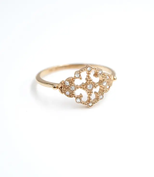 ☀️ New ! Preparez-vous à découvrir très bientôt notre nouvelle petite merveille : la bague Greta pour les amoureuses des bagues dentelle ❤️

 #jewelryoftheday #baguedentelle #goldring #diamondring #thinring 
#ringoftheday #ringoftheday #engagementring #weddingband #baguedefiancailles #cutejewelry #instajewelry #baguedemariage #cadeaudenaissance #cadeaudenaissancepersonnalisé #angelebroussejewelry