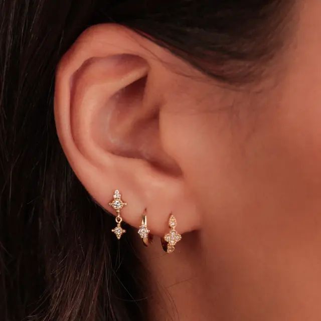 Adorables boucles d’oreille à assembler au gré de vos envies ✨

Adorable earrings to mix and match as you please ✨

#minihoop #minicreoles #earringsoftheday #earringstyle #boucledoreille #cutejewelry #frenchjewelry #earringlove #earringlover #goldearrings #piercing #piercings #diamondearrings #charm #charms #charmearrings #earringstuds #crossearrings #starearrings #minihoops #boucledoreille #cutejewelry #frenchjewelry #earringlove #earringlover #angelebroussejewelry