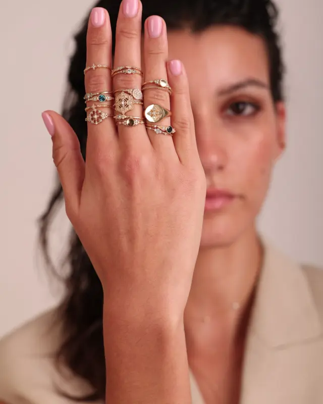 Juste ce qu’il faut de bagues… ou presque 😉
Quand le minimalisme n’est plus une option, place au stacking assumé.
Or, diamants & éclat à chaque mouvement ✨

Just the right amount of rings… or almost 😉
When minimalism is no longer an option — fully embracing the stack.
Gold, diamonds & sparkle in every move ✨

#jewelryoftheday #baguedentelle #goldring #diamondring #thinring 
#ringoftheday #ringoftheday #engagementring #weddingband #baguedefiancailles #cutejewelry #instajewelry #baguedemariage #cadeaudenaissance #cadeaudenaissancepersonnalisé #angelebroussejewelry
