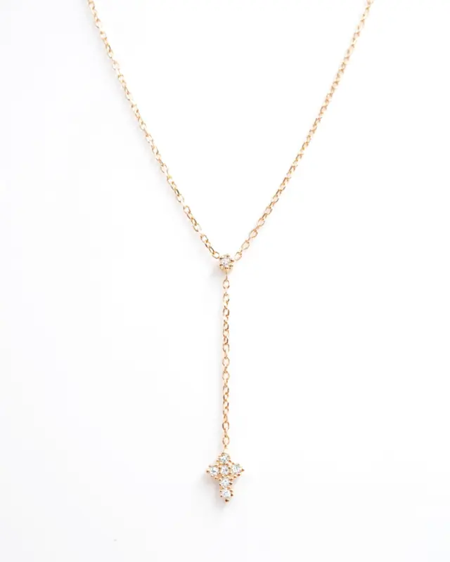 L’art du détail : une chaîne délicate, un diamant qui accroche la lumière, et juste une petite croix suspendue…
Minimaliste, solaire, facile à porter tout l’été. ✨

The art of detail: a delicate chain, a diamond catching the light, and a tiny dangling cross…
Minimal, radiant, effortlessly perfect for summer. ✨

#GoldVibes #MinimalJewelry #SummerEssential #colliercroix #crossnecklace #crossnecklaces #goldnecklaces #angelebroussejewelry