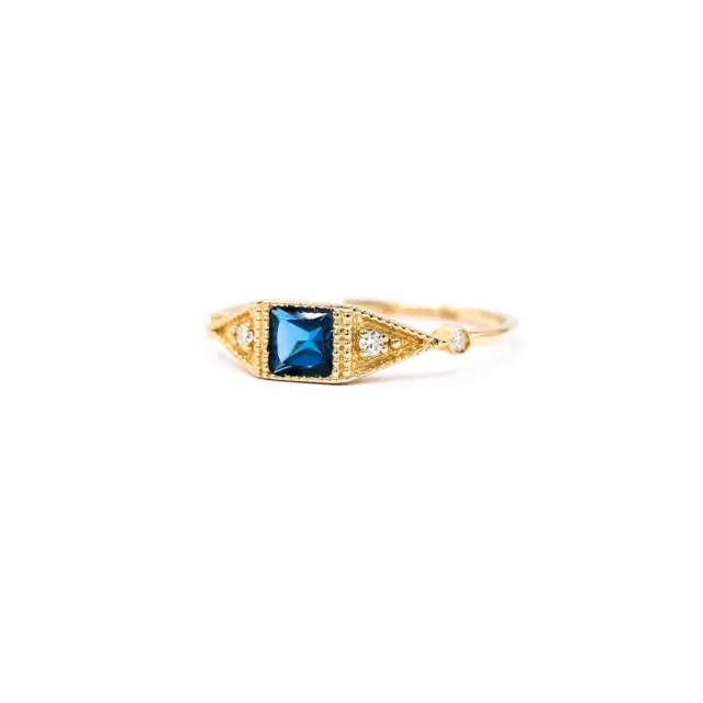 — Lignes graphiques, esprit vintage, éclat moderne —

La bague Square Saintes revisite les lignes Art Déco avec une audace contemporaine.

À choisir en duo sophistiqué : diamant et topaze bleue pour une lumière vibrante, ou diamant et onyx pour un contraste mystérieux.

— Graphic lines, vintage spirit, modern radiance —

The Square Saintes ring reinvents Art Deco lines with contemporary boldness.

Available in a sophisticated duo: diamond and blue topaz for vibrant light, or diamond and onyx for a mysterious contrast.

#angelebroussejewelry #engagementring #baguedefiancailles