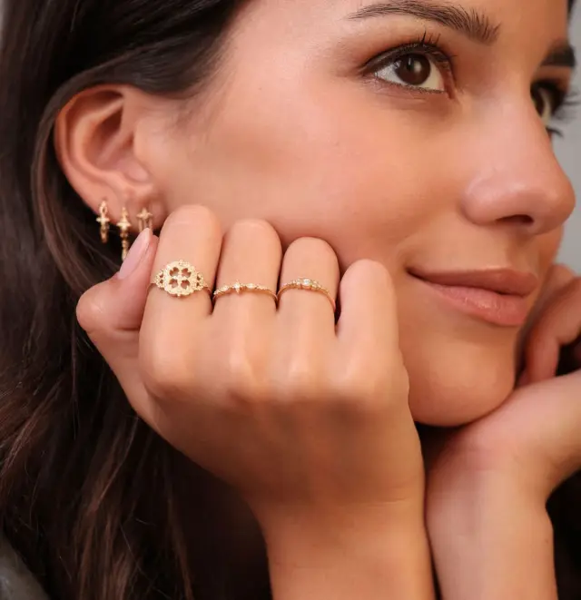 🌺 A chaque femme, son style. A chaque bague, une histoire.

To each woman, her style. To each ring, a story.

#jewelryoftheday #baguedentelle #goldring #diamondring #thinring 
#ringoftheday #ringoftheday #engagementring #weddingband #baguedefiancailles #cutejewelry #instajewelry #baguedemariage #cadeaudenaissance #cadeaudenaissancepersonnalisé #angelebroussejewelry