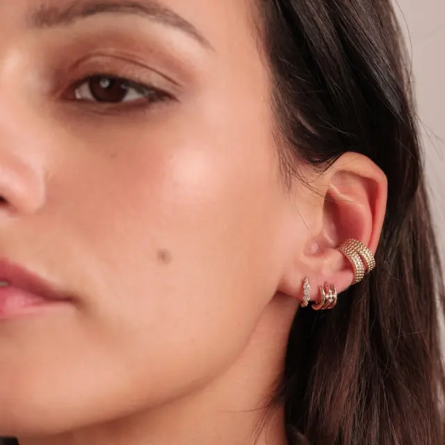 Le earcuff Nina d’Angèle Brousse joue la double face : côté or pour un glow solaire, ou côté diamants pour scintiller jusqu’au bout de la nuit. Un must-have précieux et libre, à glisser sur l’oreille pour sublimer un mix & match de boucles. Soleil, plage, glamour assuré.

Angèle Brousse’s Nina earcuff shows off its two sides: gold for a sun-kissed glow, or diamonds to sparkle all night long. A precious, free-spirited must-have to slip onto your ear and elevate any mix-and-match of earrings. Sun, beach, guaranteed glamour.

#NinaEarcuff
#FineJewelry
#EarParty
#MixAndMatch
#GoldVibes
#SummerGlow
#BeachGlam
#JewelryAddict
#angelebroussejewelry
